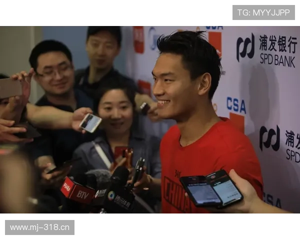 徐嘉余训练完直接去奢侈品店刷卡，柜姐以为他刚拍完广告