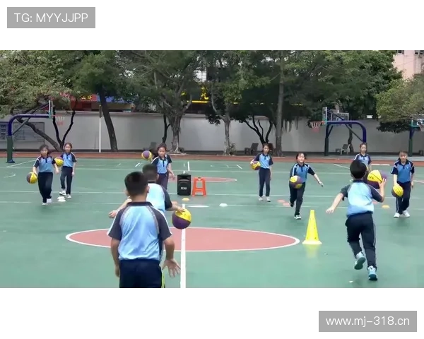 篮球运球变向规则解析：什么时候会被吹走步？